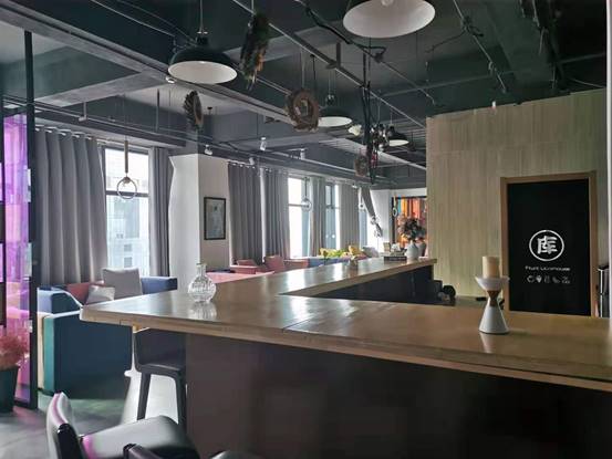 厨房的摆设布局中度可信度描述已自动生成 厨房的摆设布局中度可信度描述已自动生成