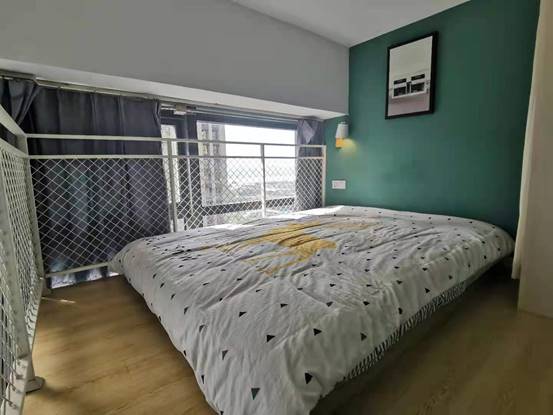 卧室的床上描述已自动生成 卧室的床上描述已自动生成